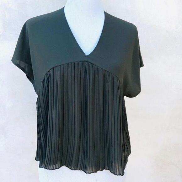 Romeo + Juliet Couture V-Neck Pleated Top EUC - Picture 3 of 7